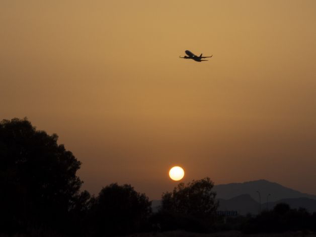 DESPEGUE AL ATARDECER