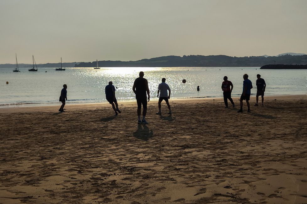 Domingo de fútbol y playa