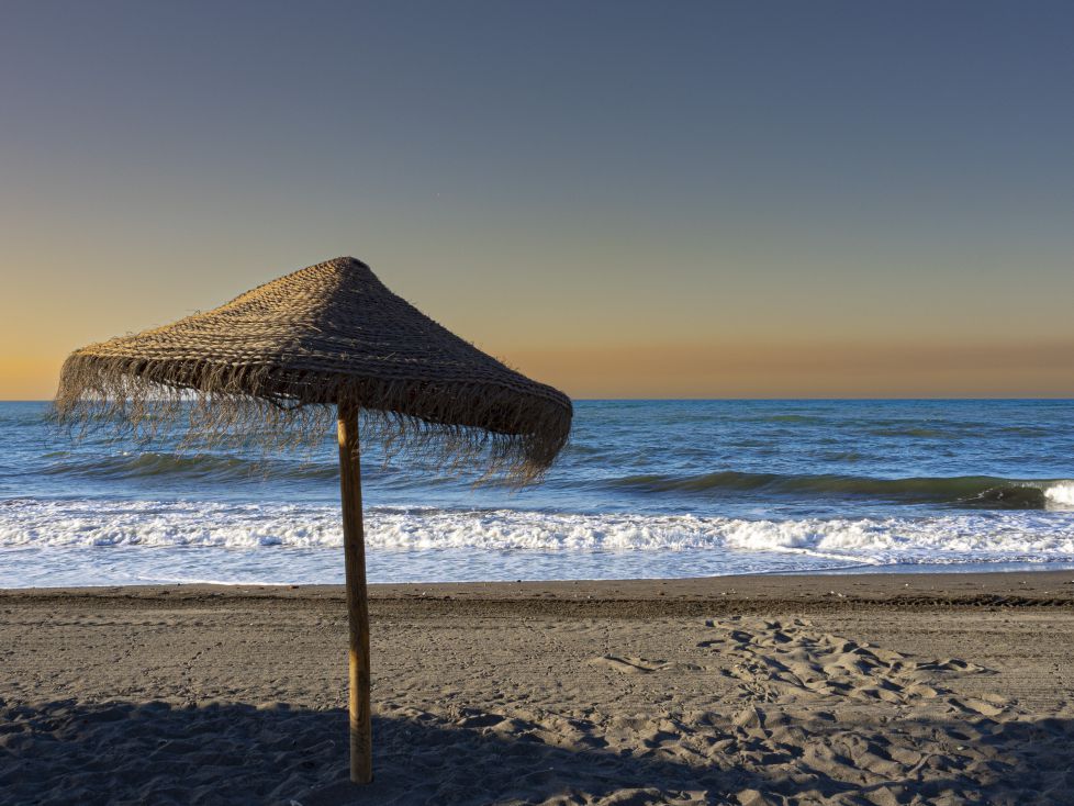 A LA ESPERA DEL TURISTA - BENDITA SOMBRILLA