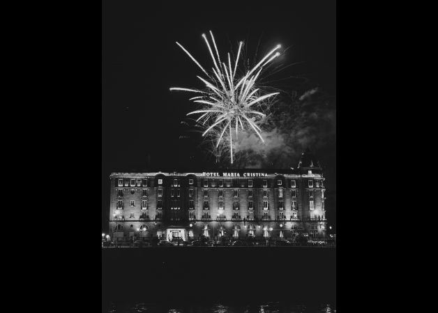 fuegos artificiales en blanco y negro