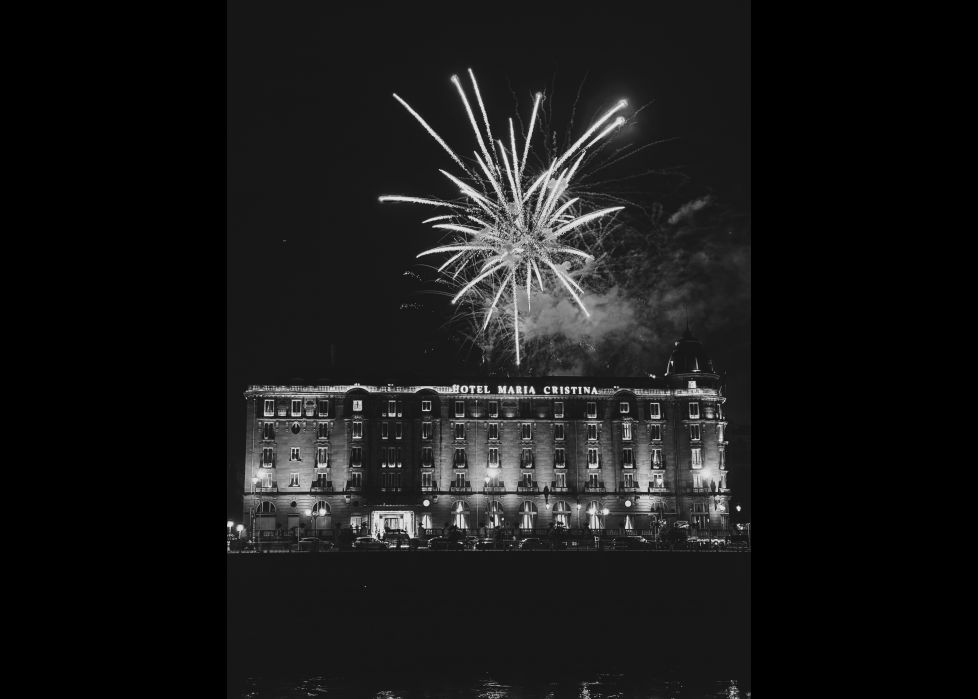 fuegos artificiales en blanco y negro