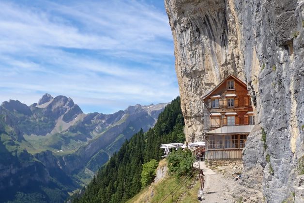 Incrustado en la montaña