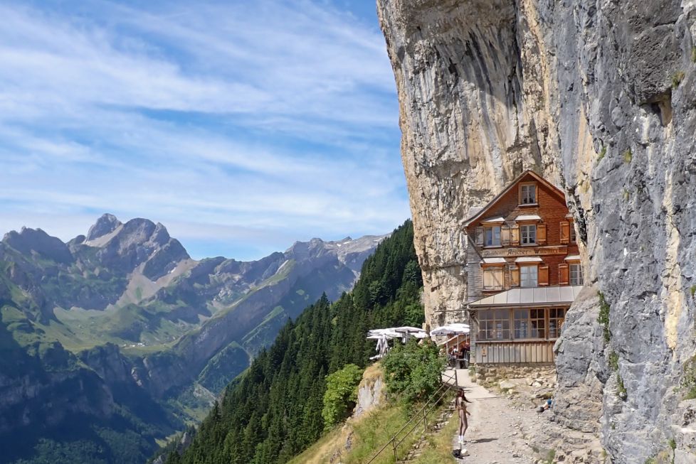 Incrustado en la montaña