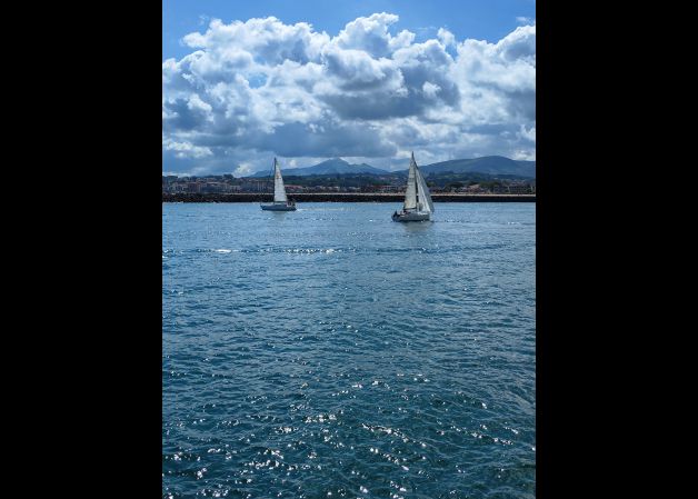 Larrun escoltado por los dos veleros