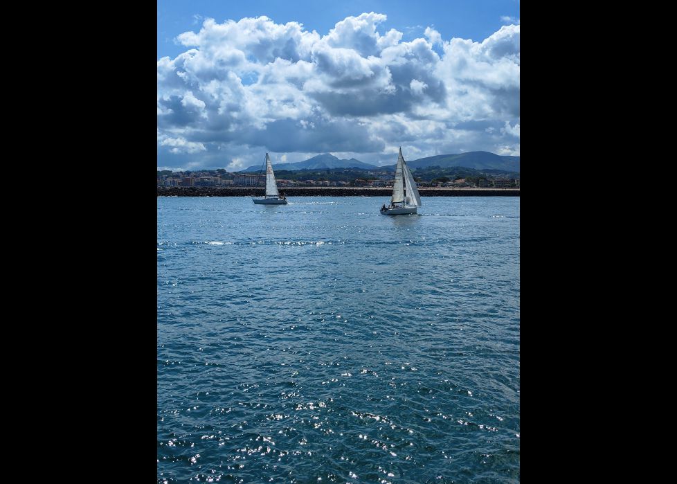 Larrun escoltado por los dos veleros