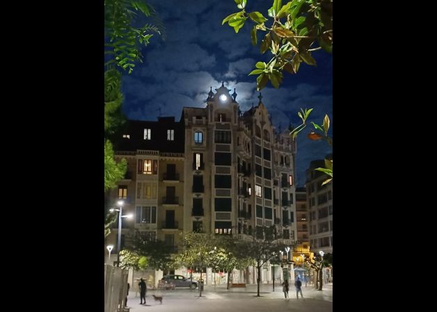 Luna llena a través de la fachada