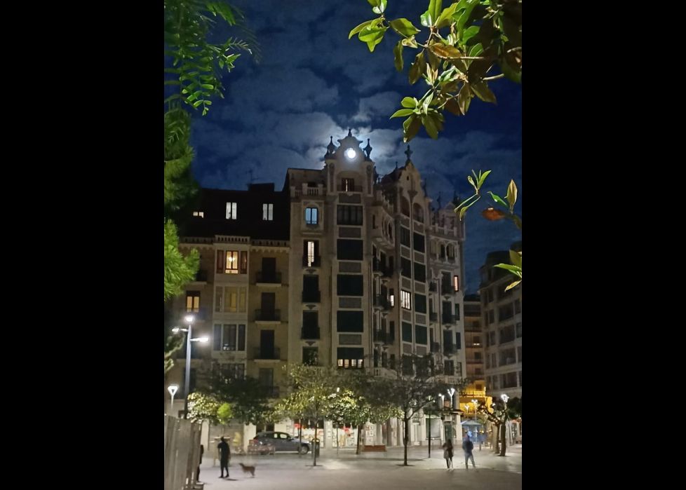 Luna llena a través de la fachada