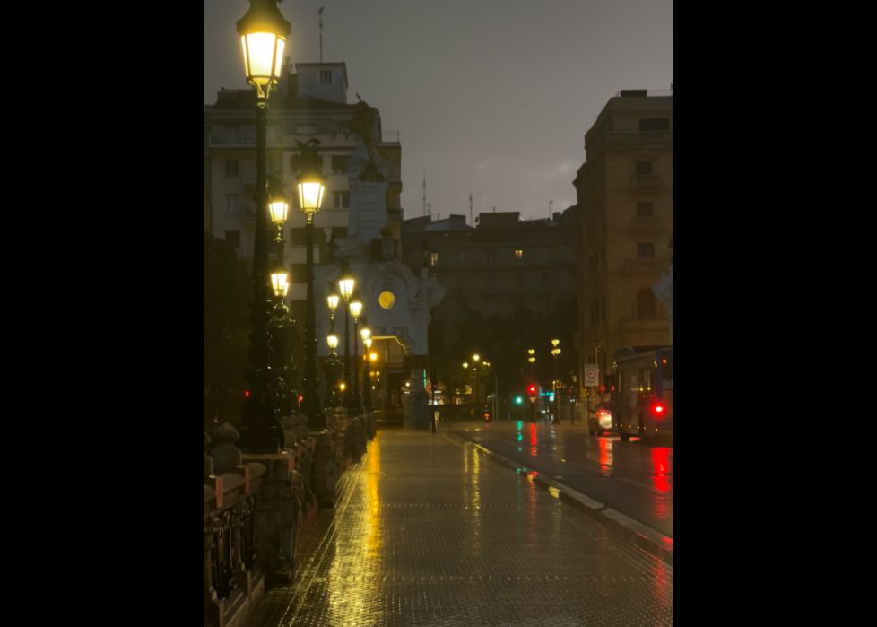 Luz y lluvia en el puente María Cristina