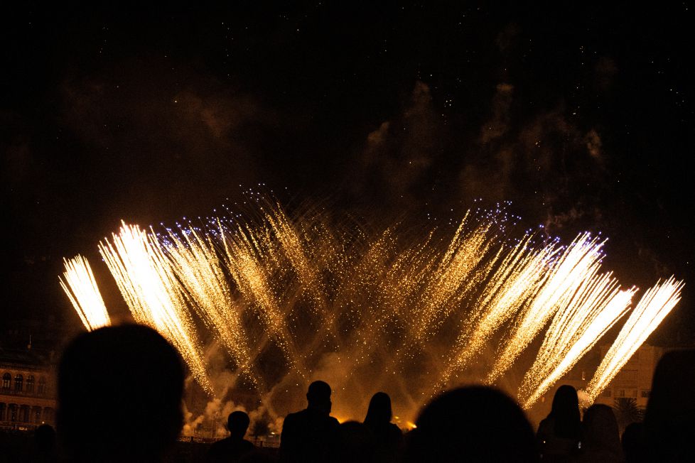 Miles de destellos sobre el horizonte.