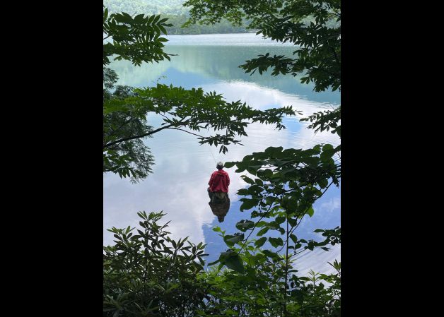 Pescando en la quietud del lago