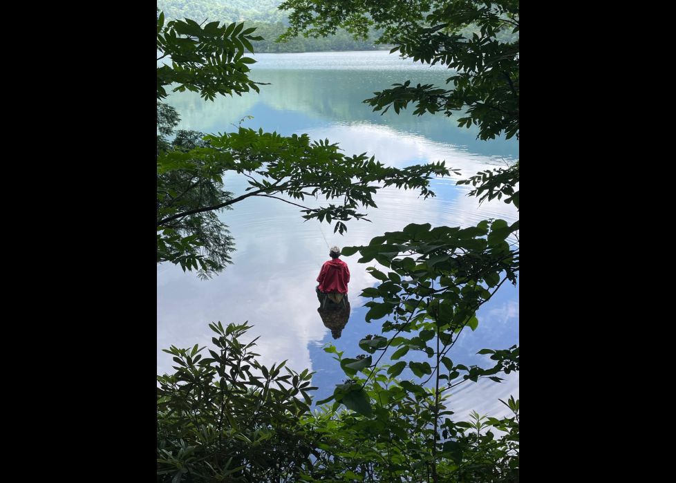 Pescando en la quietud del lago