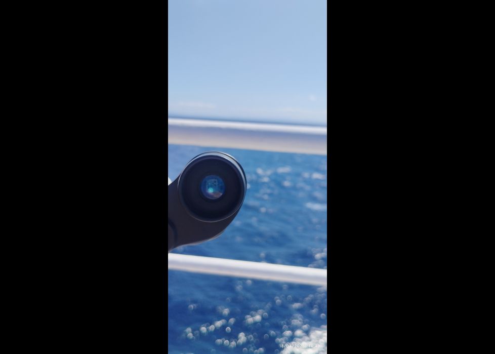 Prismático hacia el mar.