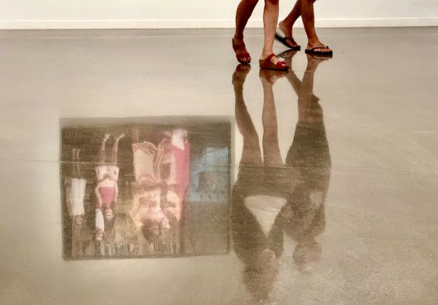 Reflejos viendo la exposición en Tabakalera