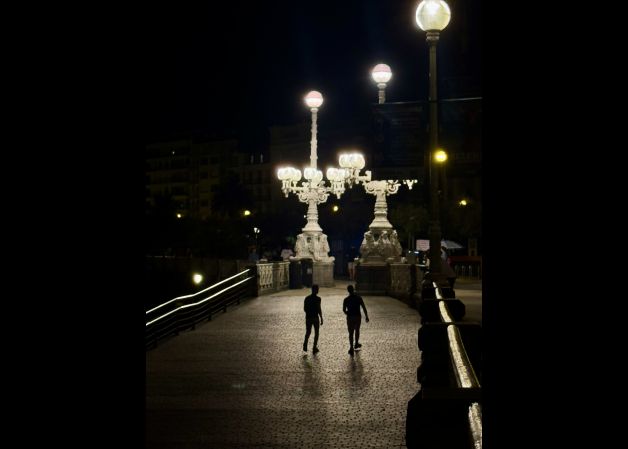 Saliendo de La Concha al anochecer