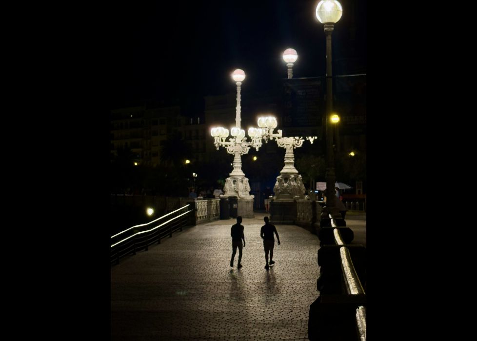 Saliendo de La Concha al anochecer