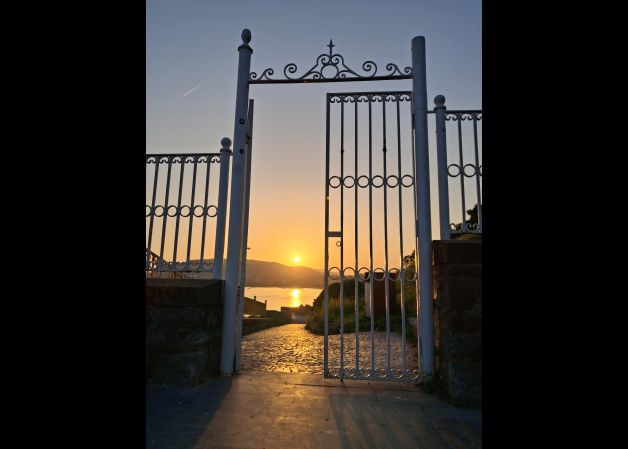 el sol llamando a la verja