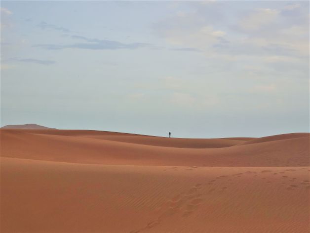 SOLEDAD ENTRE OLAS DE ARENA