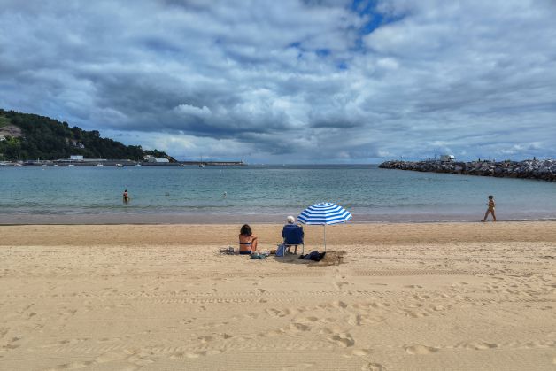 La sombrilla txuri-urdin