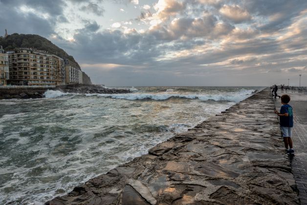 Contemplando las olas