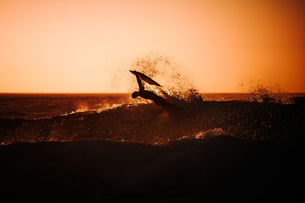 Danza dorada sobre las olas de Zurriola