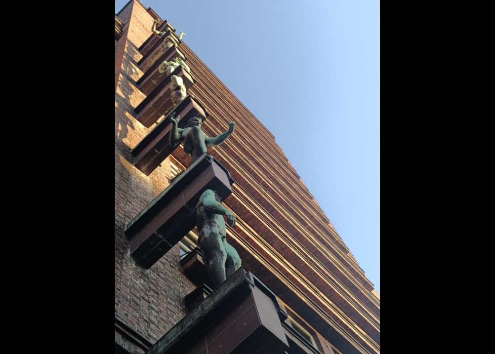 Esculturas en la pared viendo el atardecer