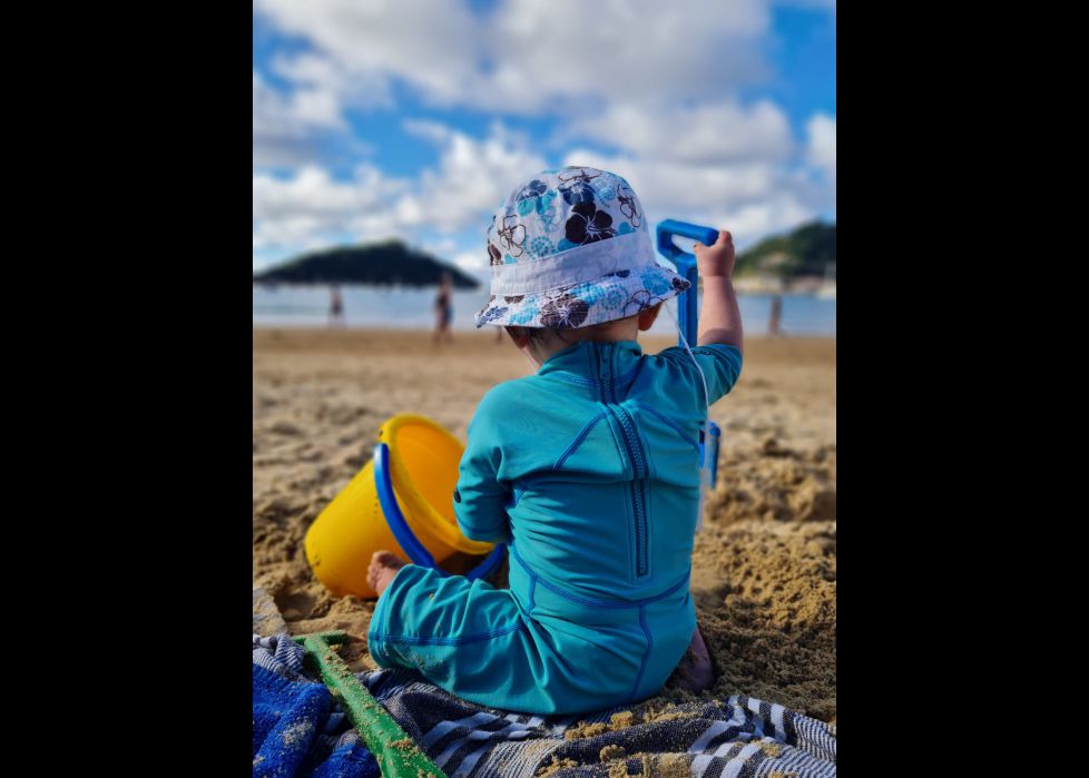 Iker descubriendo la playa