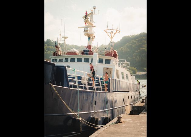 Niños saltando del barco en verano.