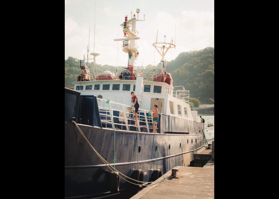 Niños saltando del barco en verano.