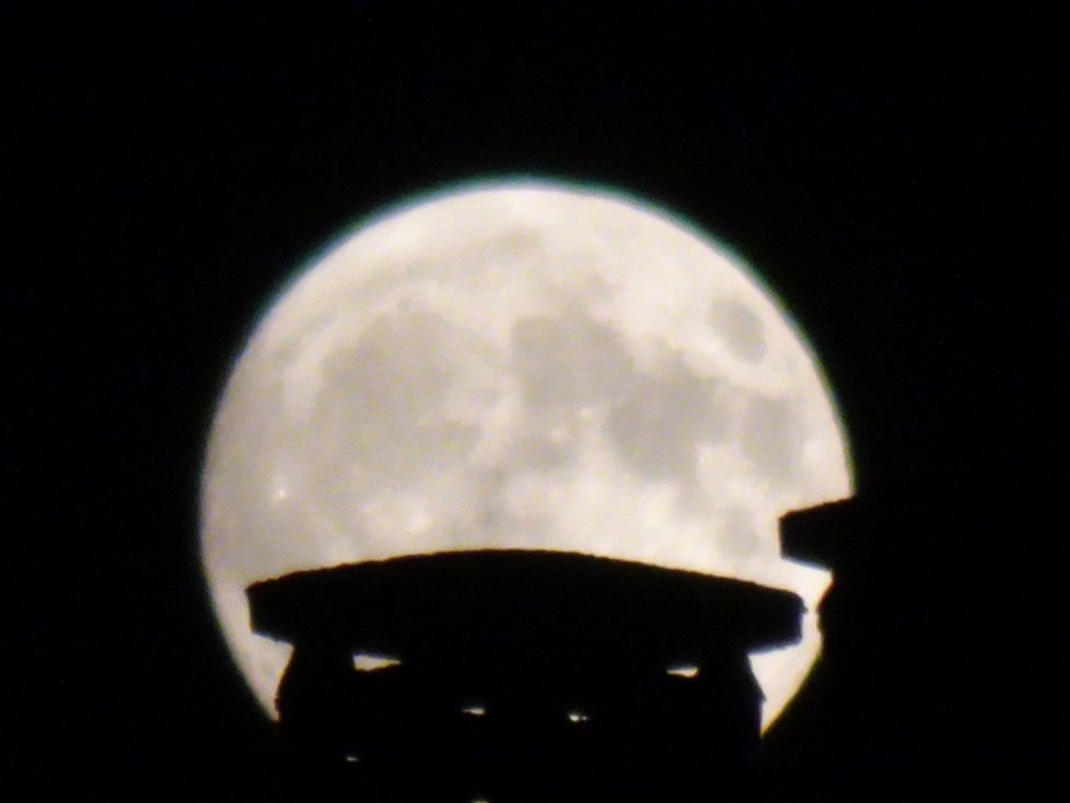 Asoma la luna