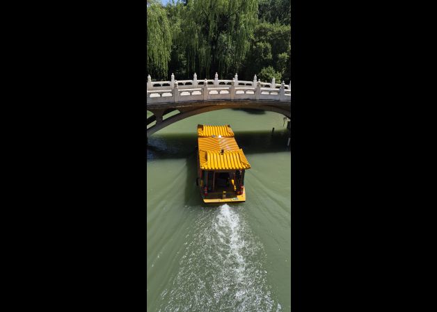 Barca navegando por el Río 