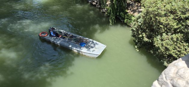 Barca por el río. 