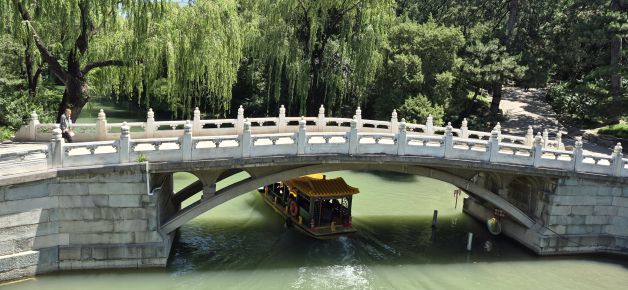 Cruzando el puente.
