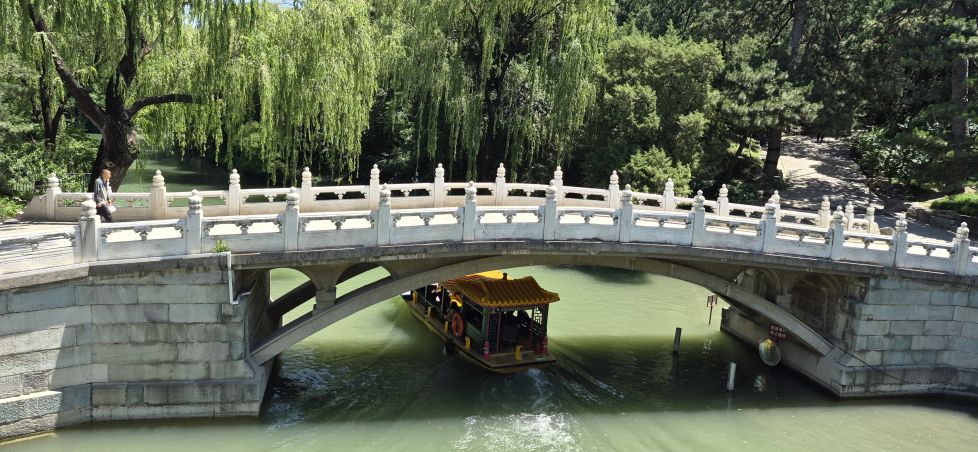 Cruzando el puente.