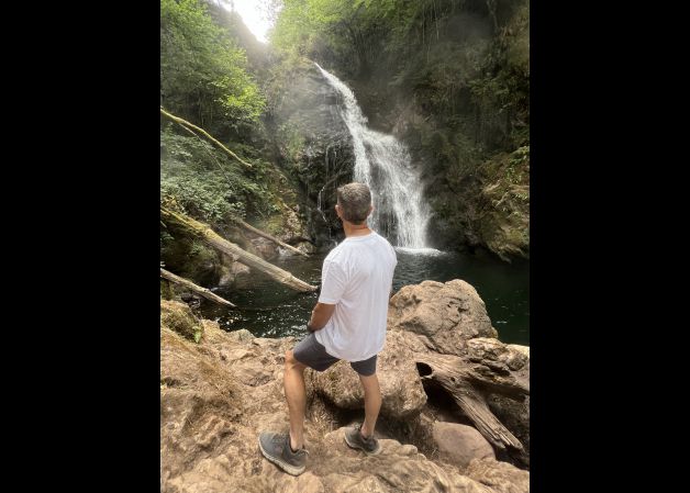 Disfrutando de la Cascada 