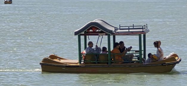 Familia navegando por el Lago.