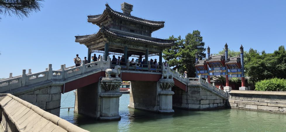 Pagona sobre el puente. 