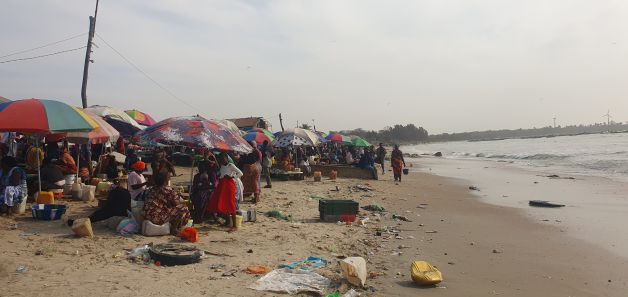 En la playa, mercado pescatero gambiano