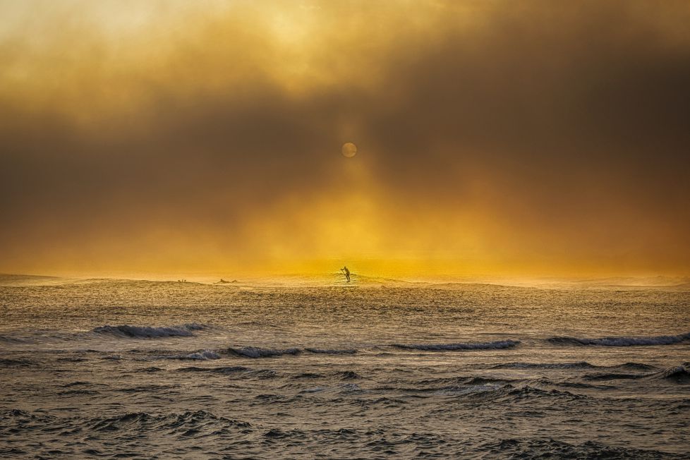 Surfeando al amanecer