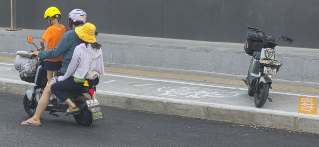 Tres en moto.