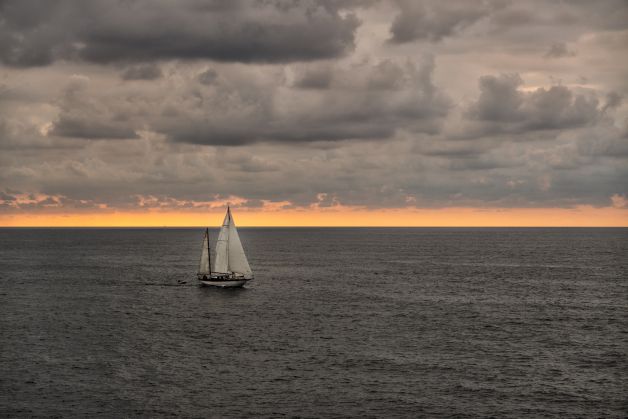 Velero al atardecer