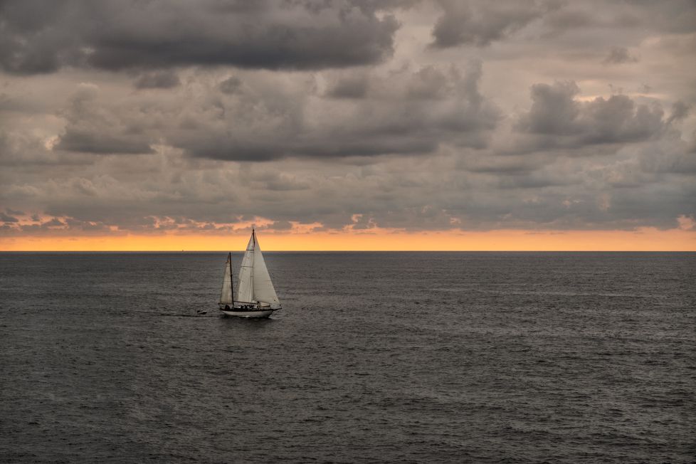 Velero al atardecer