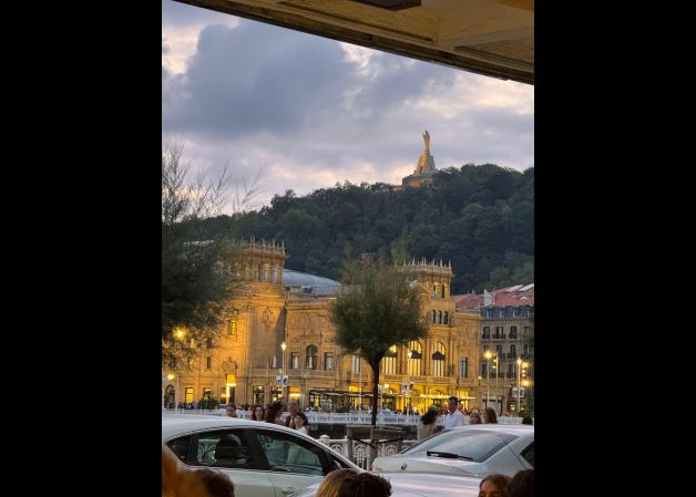 El Victoria Eugenia y El monte Urgull