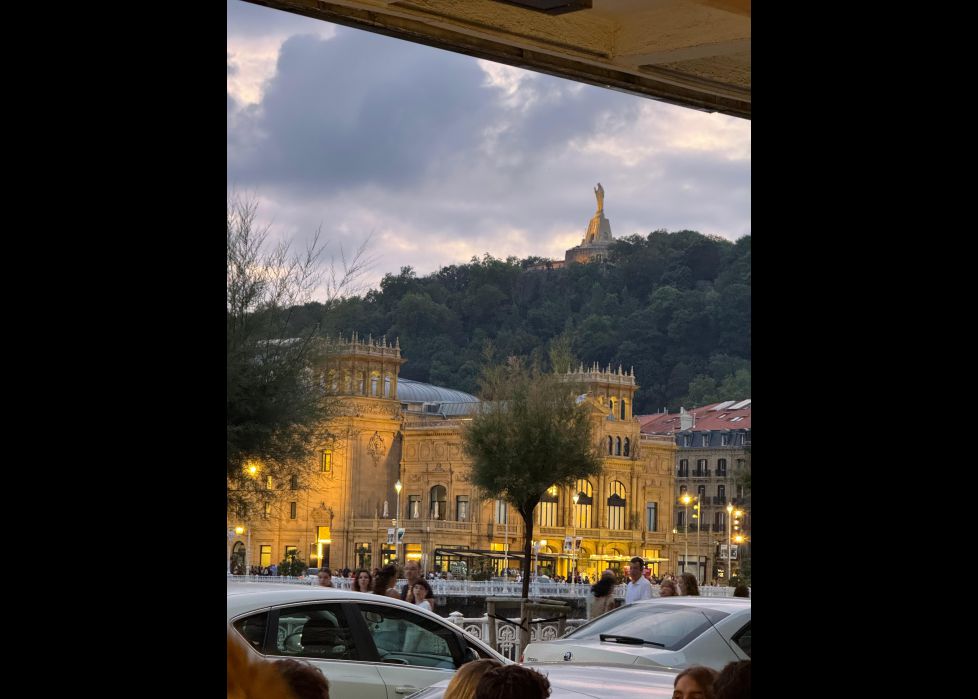 El Victoria Eugenia y El monte Urgull