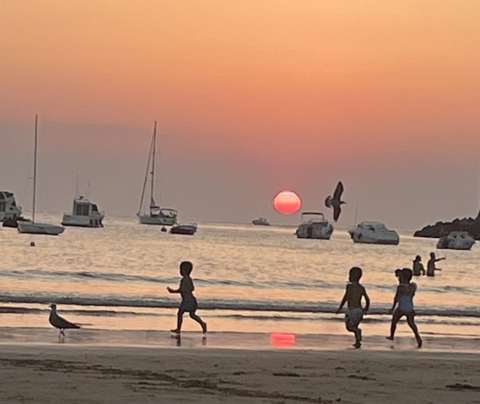 Atardecer, calma y libertad en la playa de La Concha
