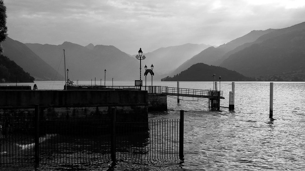 Brumas en el lago.