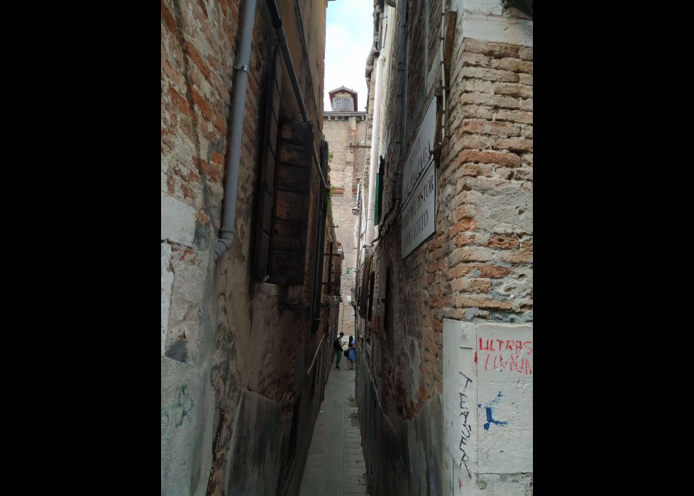 CALLE ESTRECHA