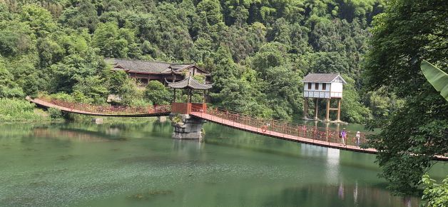 Casa suspendida en el rio