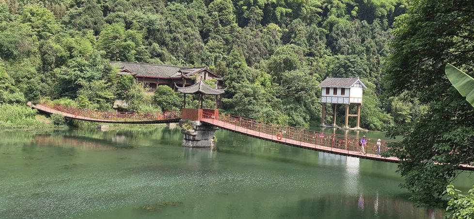 Casa suspendida en el rio