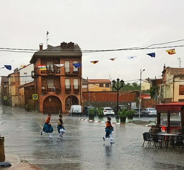 Cruzar la calle bajo la tormenta