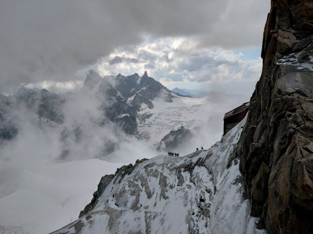 Desafiando al viento y al hielo a 3.842m en Aiguille du Midi.